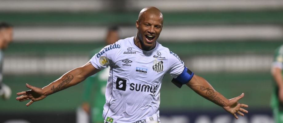 Com gol de Carlos Sánchez, Santos FC vence a Chapecoense na Arena Condá