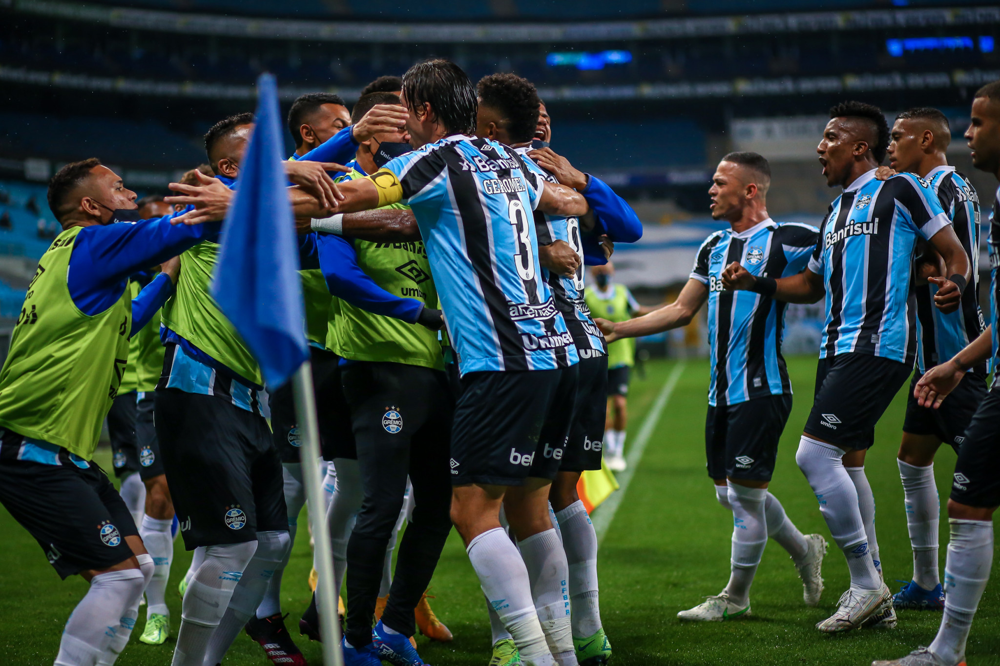 Na Arena e de virada, Grêmio vence a Chapecoense no Brasileirão