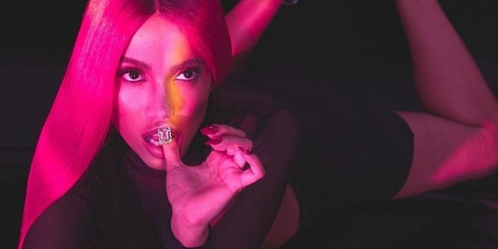 Anitta surge ruiva e decotada em premiação latina da Billboard: “Poderosa na ativa!