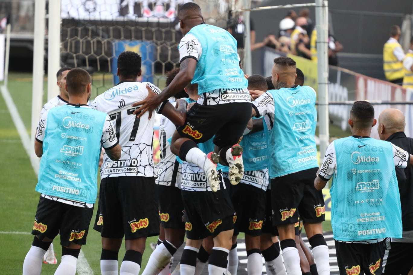 Corinthians vence o Athletico-PR na Neo Química Arena pelo Brasileirão