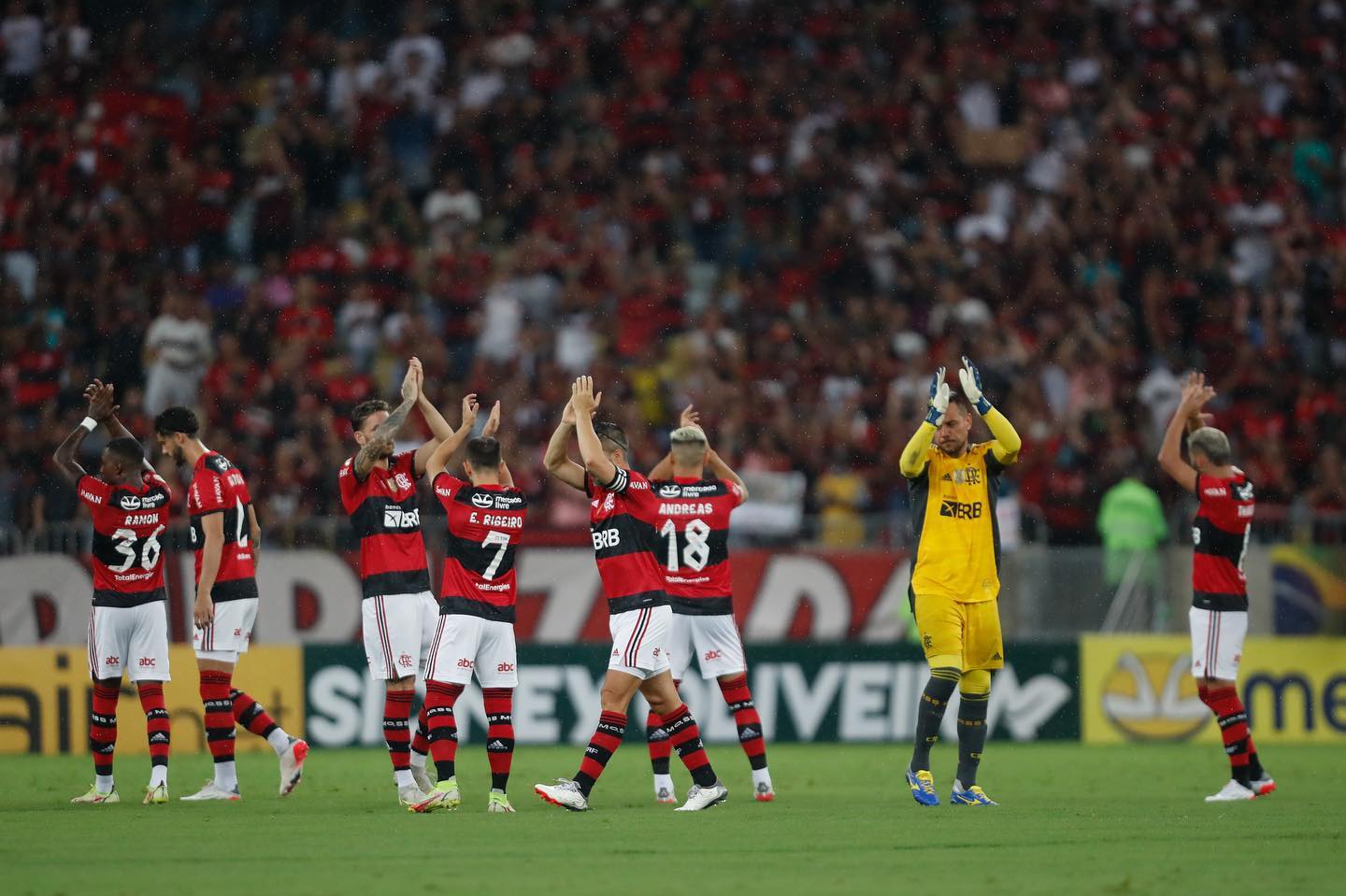 Com apoio da Nação, Flamengo vence o Ceará por 2 a 1 no Maraca
