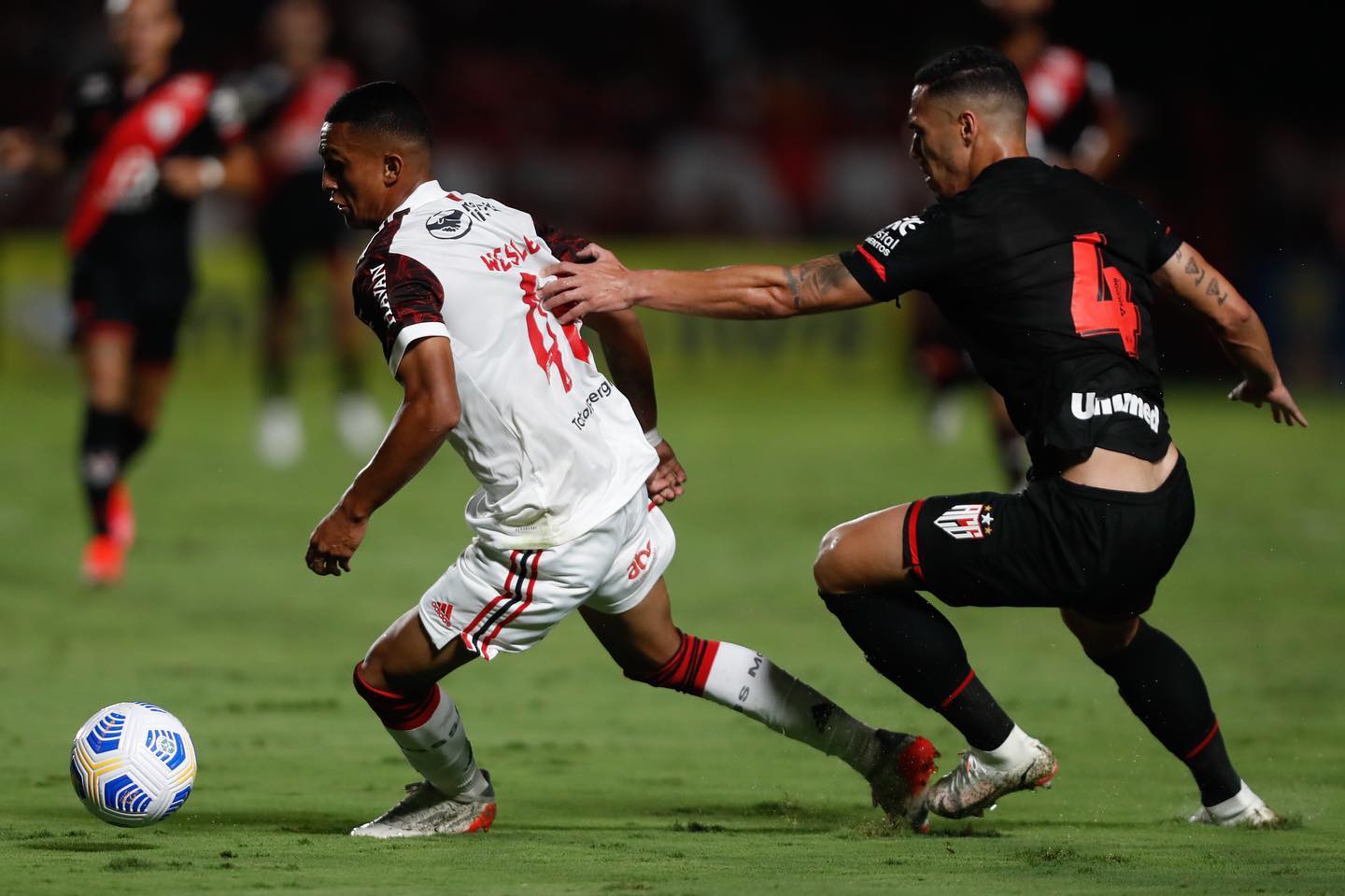 Na despedida do Brasileirão, Flamengo é derrotado pelo Atlético-GO por 2 a 0 no Antônio Accioly