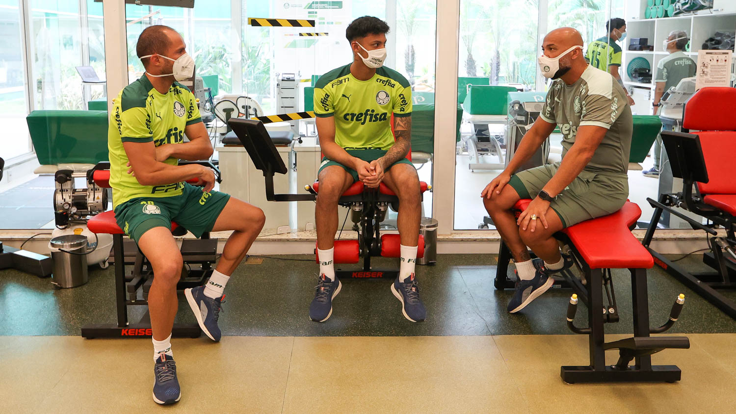 Palmeiras se reapresenta na academia de futebol para exames e teste.