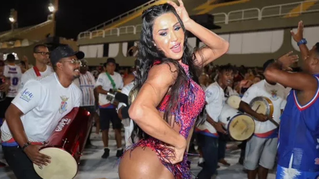 Gracyanne Barbosa exibe melhores cliques de desfile e impressiona fãs: 