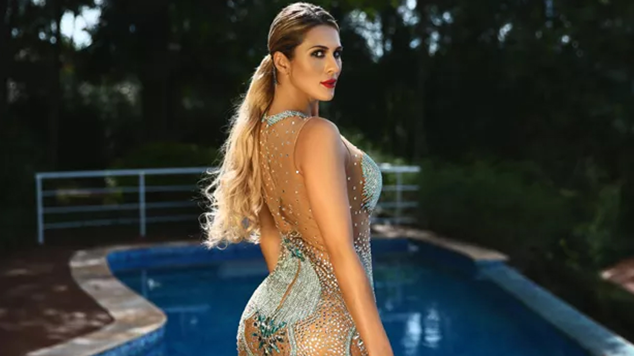 Lívia Andrade posa com vestido exuberante e agita web: 
