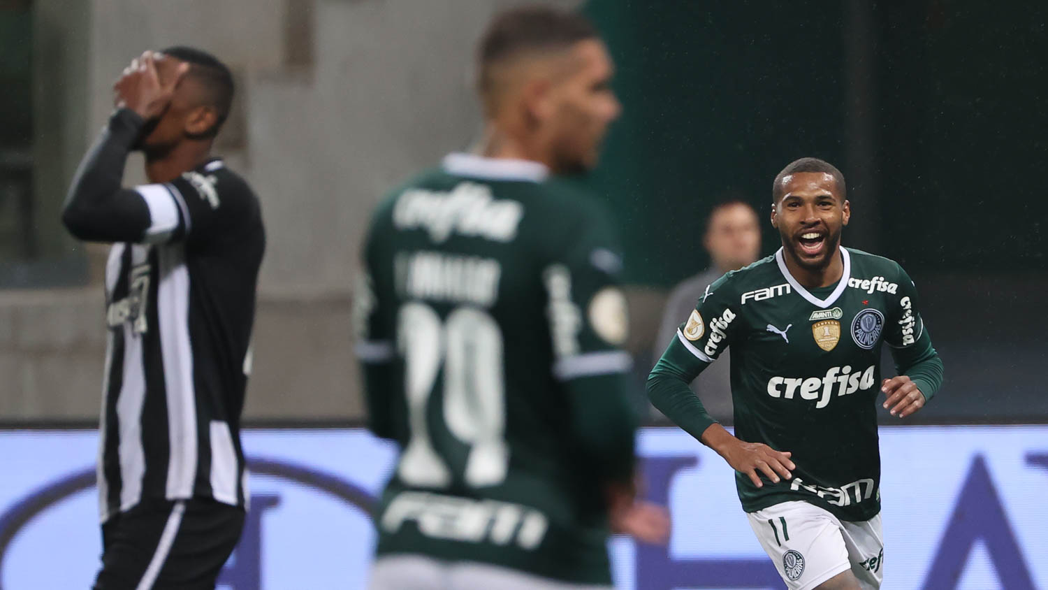 Palmeiras goleia Botafogo em casa
