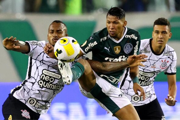Palmeiras vence Corinthians e dispara na liderança do Brasileirão 2022