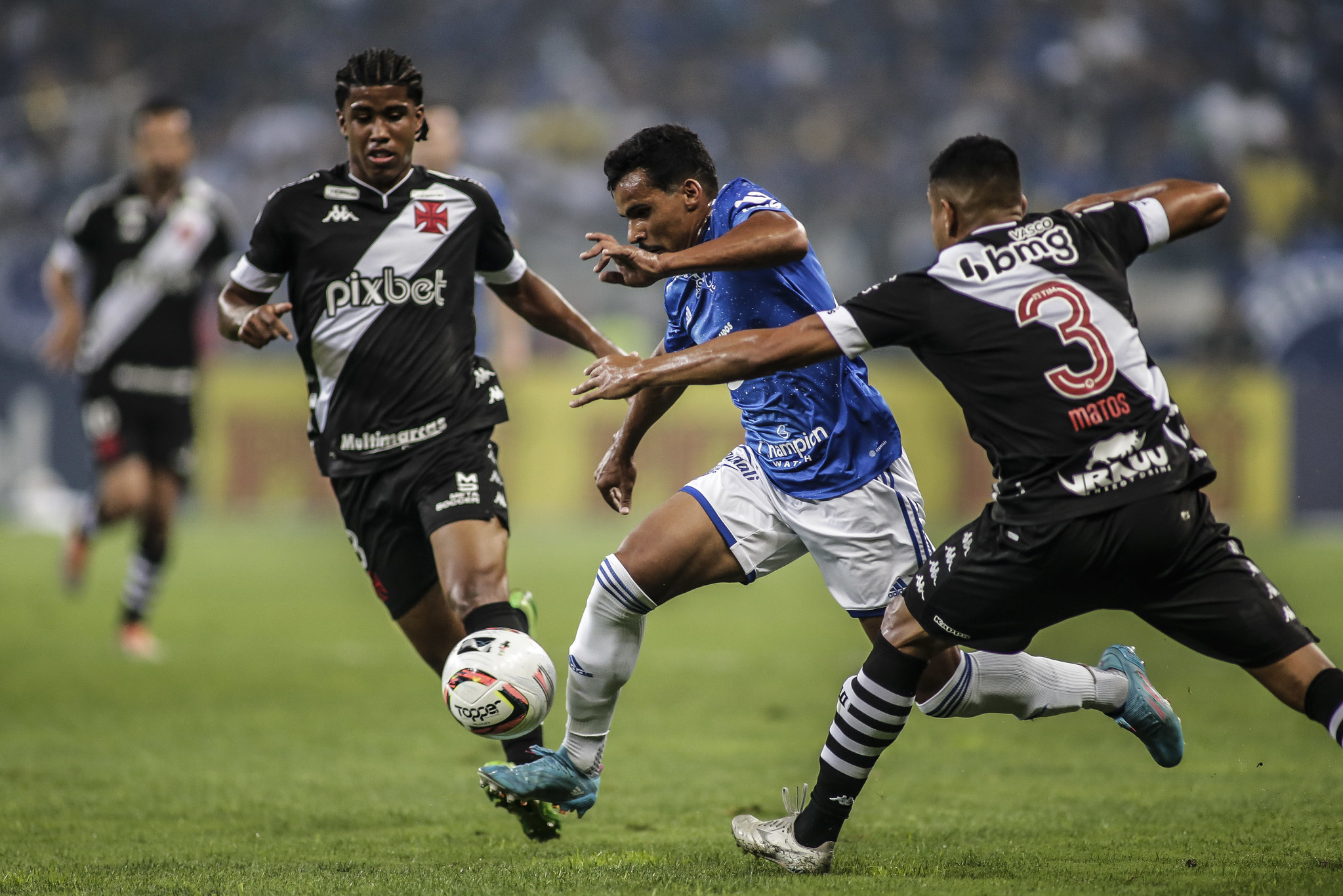 Cruzeiro vence o Vasco e garante retorno à elite do futebol brasileiro