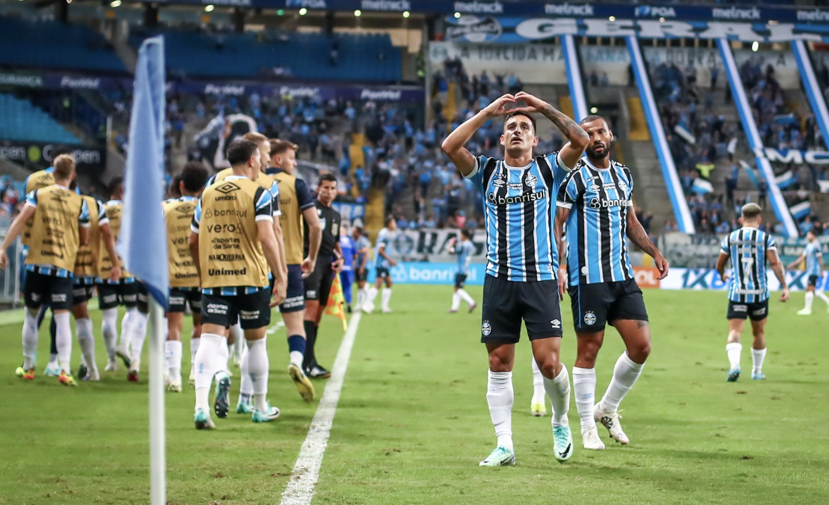 Grêmio vence Athletico Paranaense por 2 a 0 e conquista primeira vitória no Brasileirão