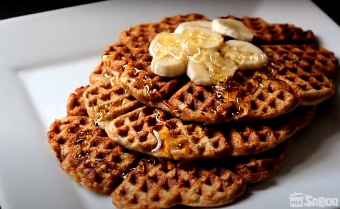 Vontade de comer aquele café da manhã bem americano? Aprenda a fazer Waffles com mel e frutas