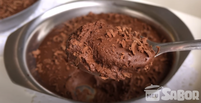 Aprenda a fazer uma sobremesa divina como um mousse de chocolate e o melhor! Diet!