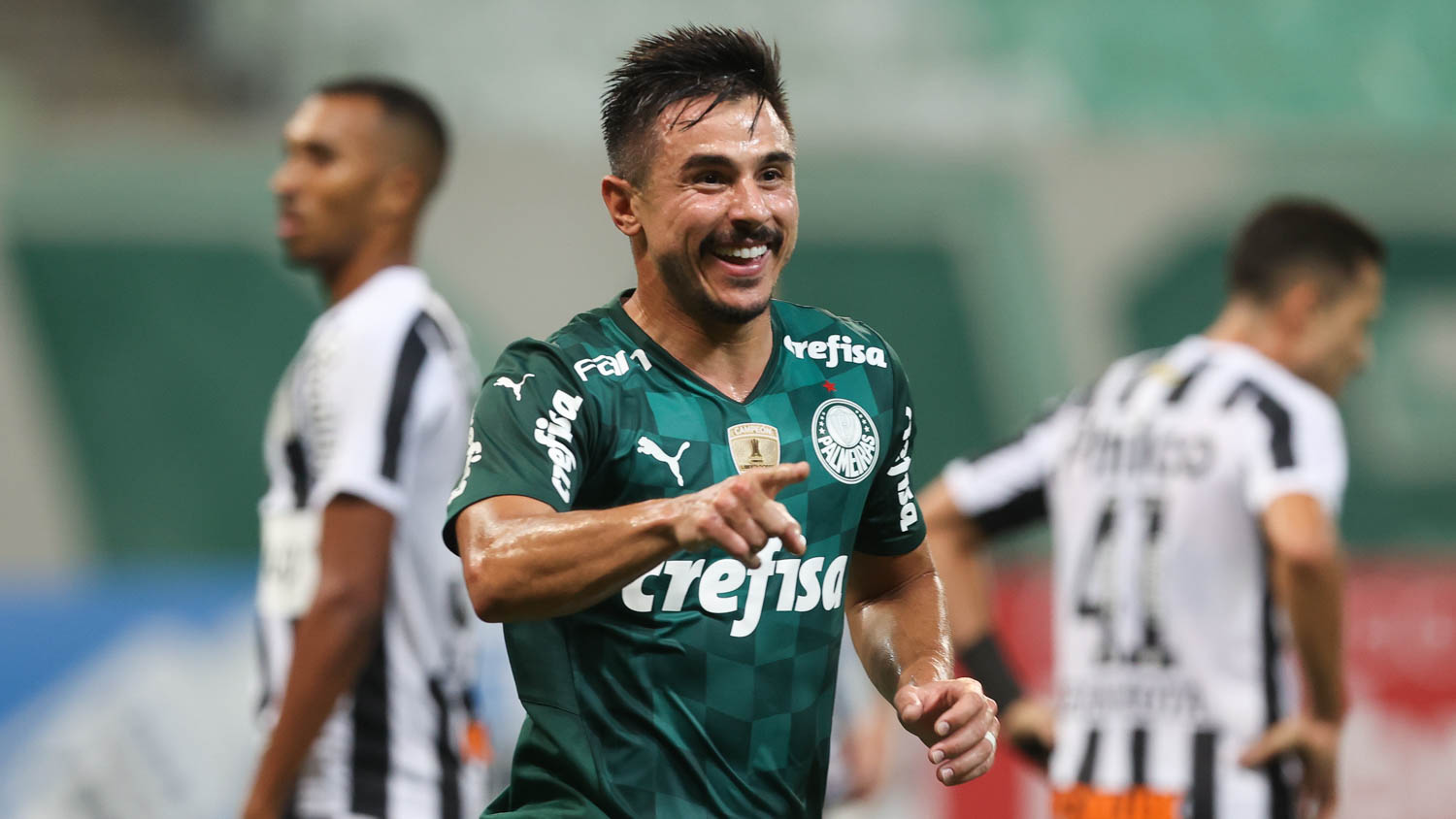 Palmeiras fica à frente do placar três vezes e bate Santos por 3 a 2 pelo Paulista